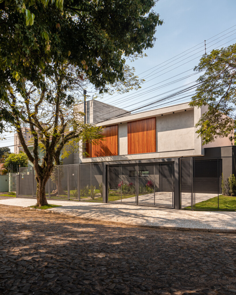 Localizada em São Leopoldo, cidade a cerca de 35km de Porto Alegre, a Casa AMI foi projetada com um partido que permite um layout flexível, ao mesmo tempo em que dialoga com a vizinhança e aproveita o terreno profundo e angulado para criar um espaço intimista ao meio a uma cidade consolidada. 